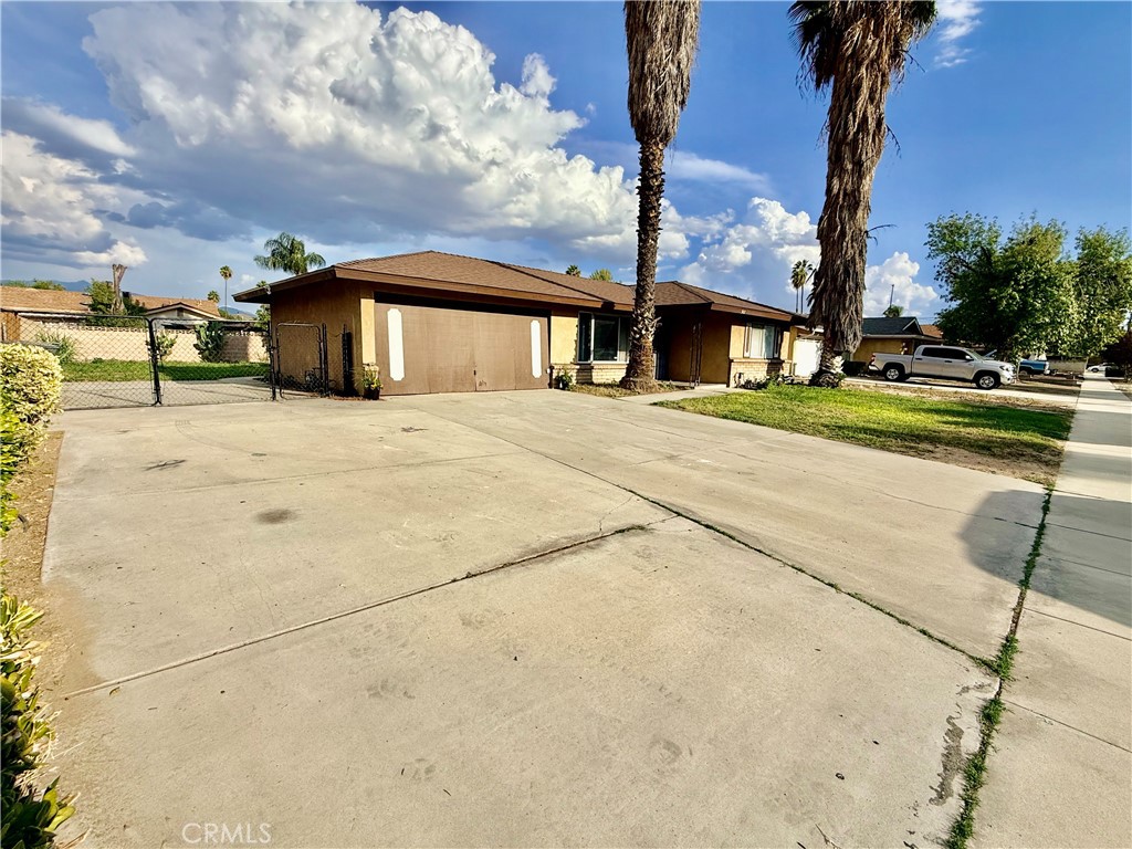 542 N Girard Property Photo 3