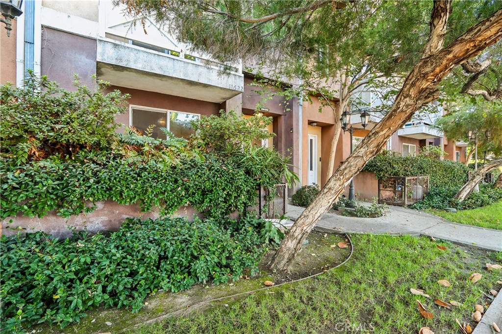 11622 Oxnard Street Property Photo 2