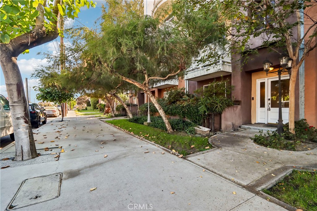 11622 Oxnard Street Property Photo 3