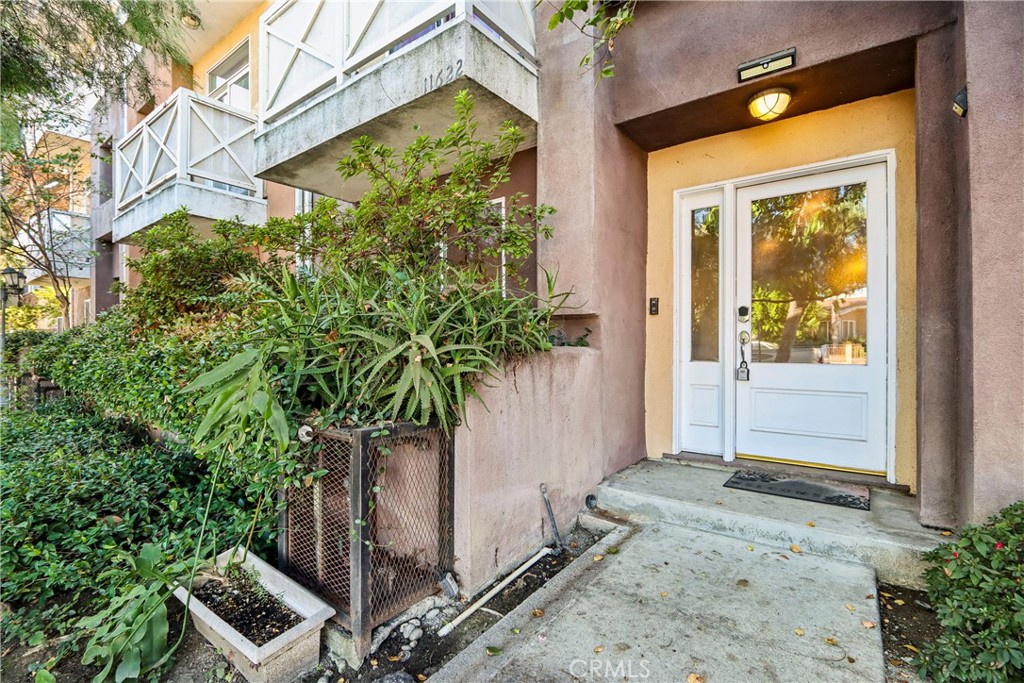 11622 Oxnard Street Property Photo 4