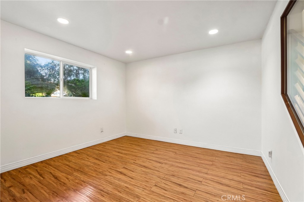 11622 Oxnard Street Property Photo 6