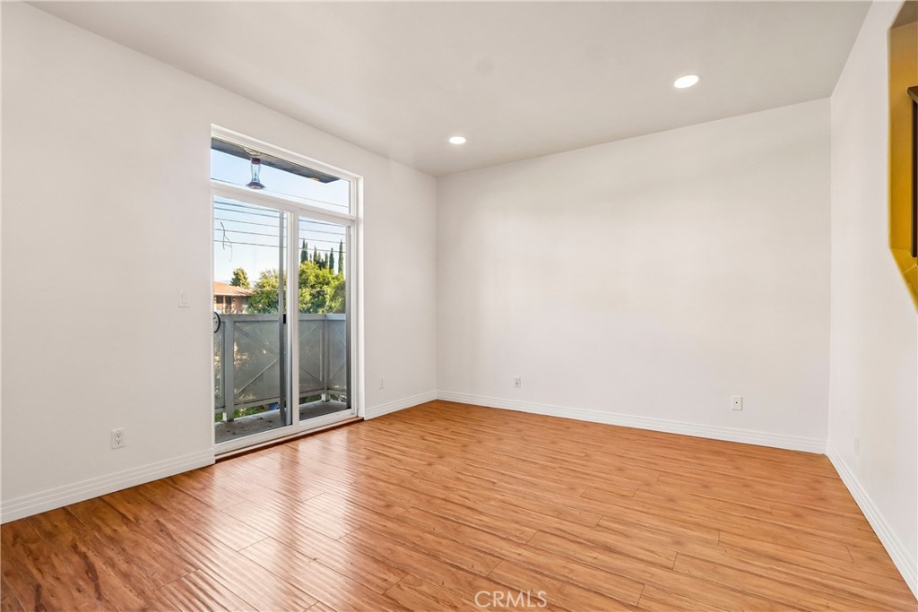 11622 Oxnard Street Property Photo 9