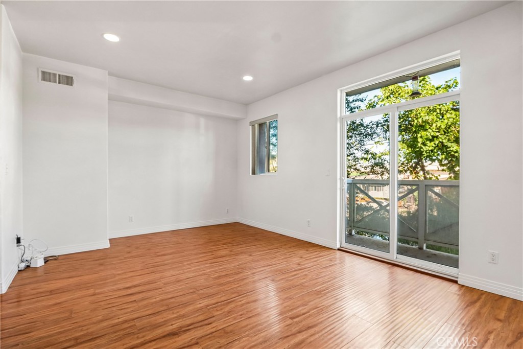 11622 Oxnard Street Property Photo 10