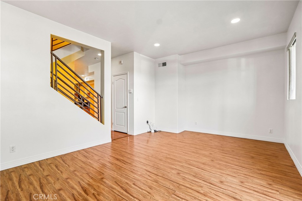 11622 Oxnard Street Property Photo 11