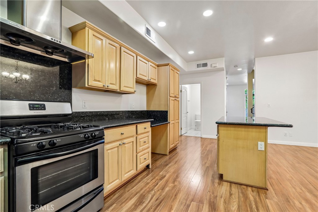 11622 Oxnard Street Property Photo 12