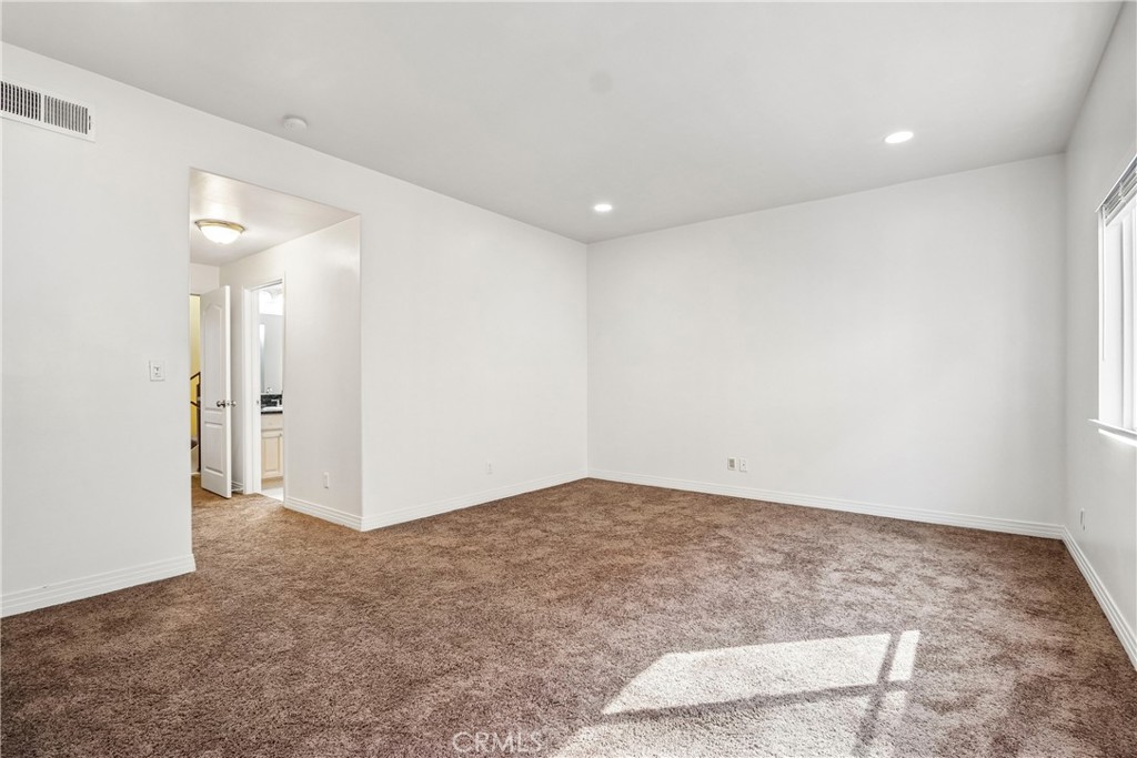 11622 Oxnard Street Property Photo 21