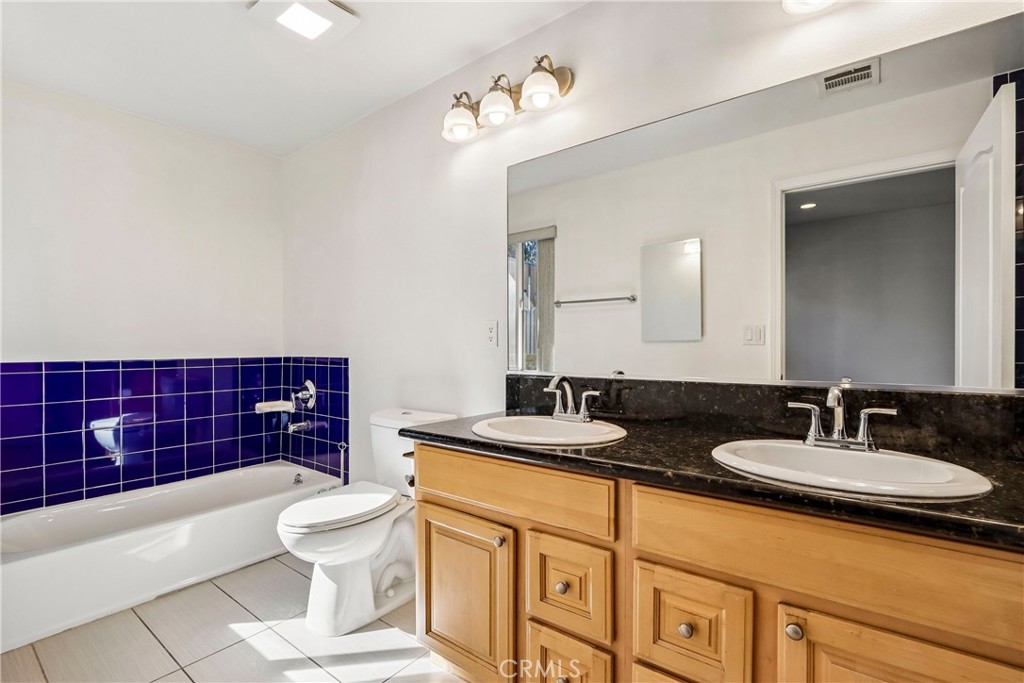 11622 Oxnard Street Property Photo 23