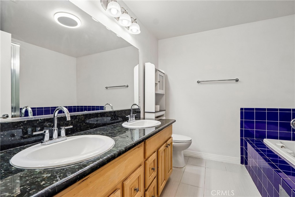 11622 Oxnard Street Property Photo 24
