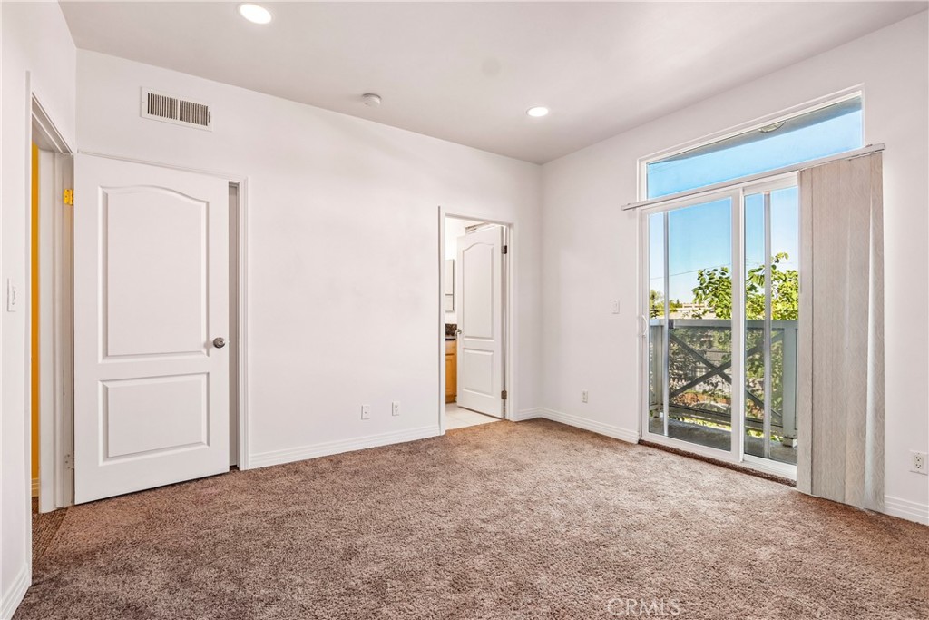 11622 Oxnard Street Property Photo 26