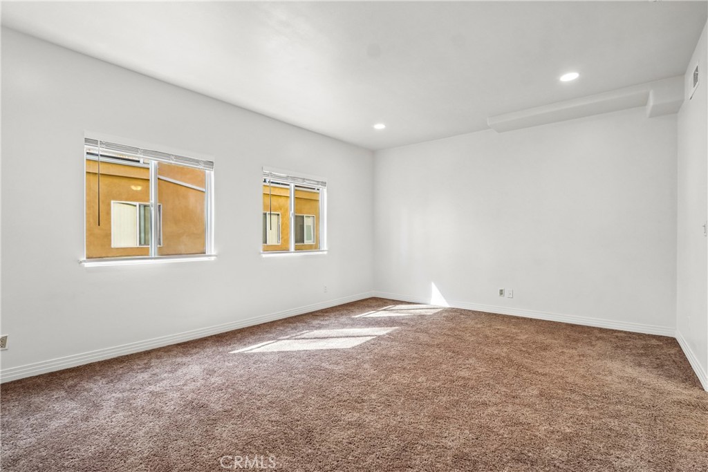 11622 Oxnard Street Property Photo 27