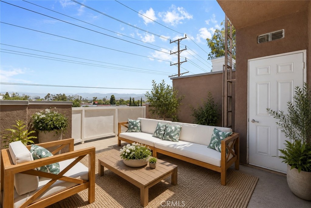 11622 Oxnard Street Property Photo 30