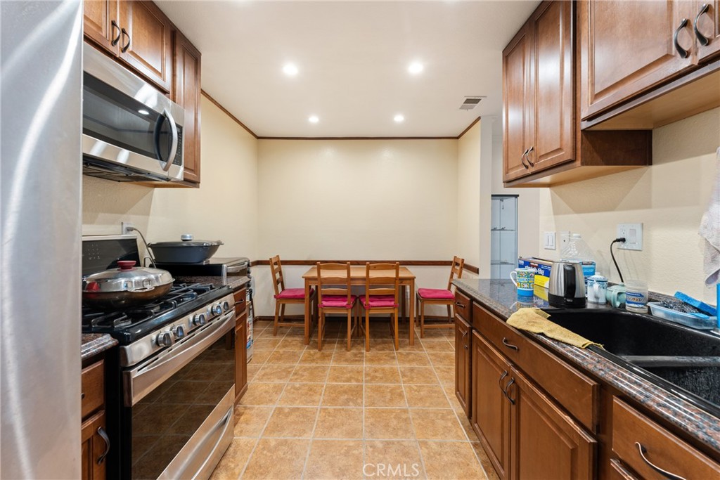 12828 Ramona Blvd 28 Property Photo 6