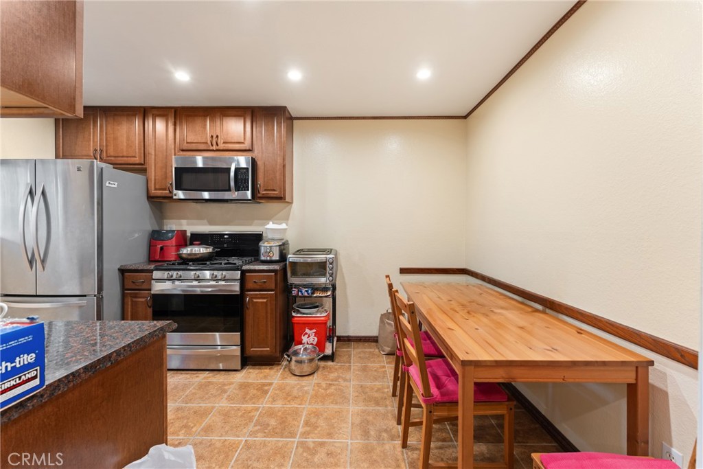 12828 Ramona Blvd 28 Property Photo 8