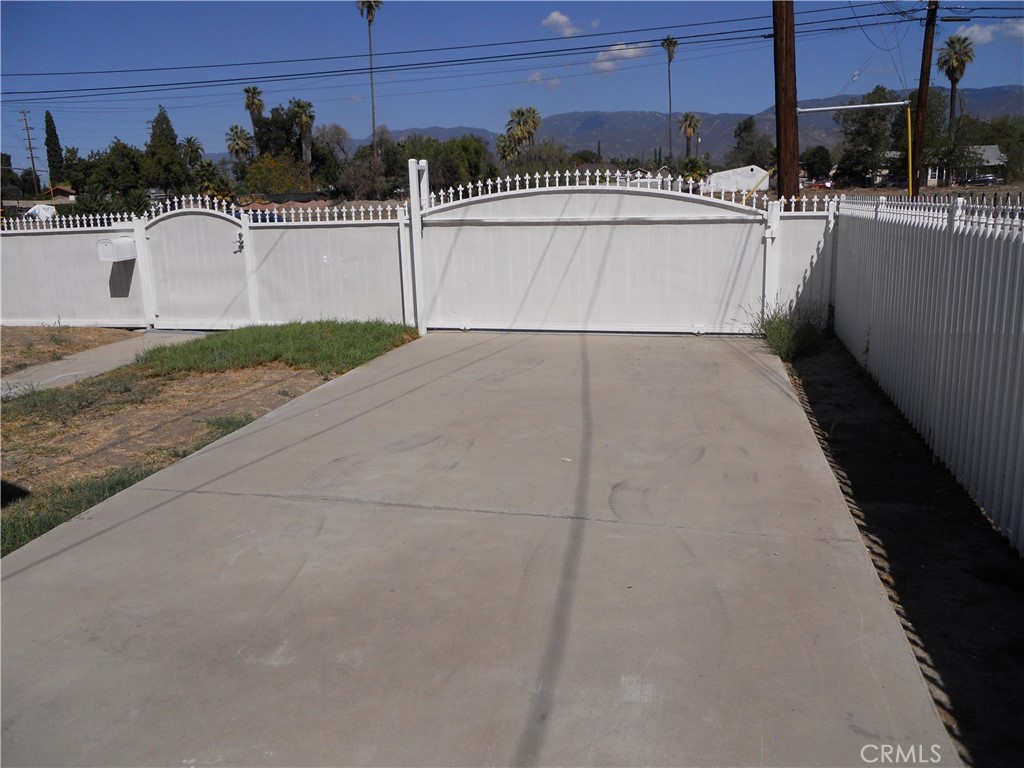 635 W 8th Property Photo 6
