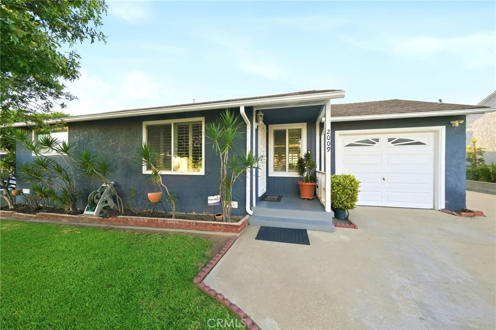 2009 Graylock Avenue Property Photo 1