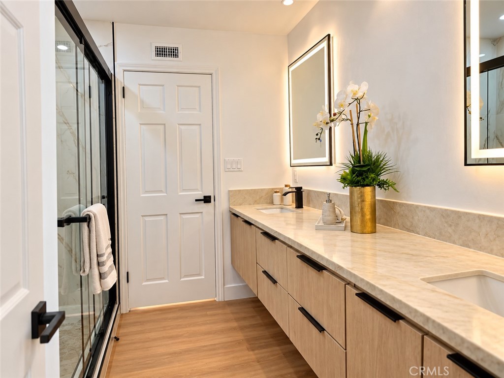 2533 E Tennyson Property Photo 4