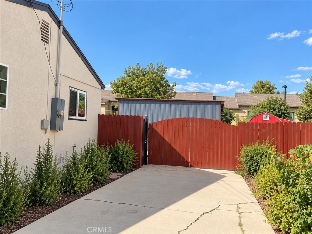 312 W Lugonia Property Photo 5