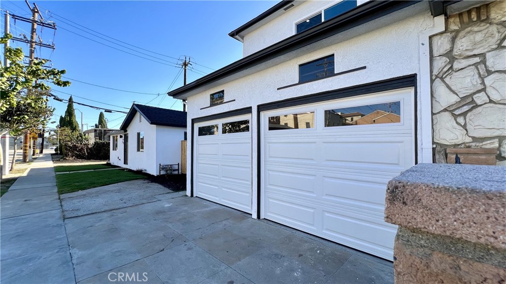918 E 68th Street Property Photo 1