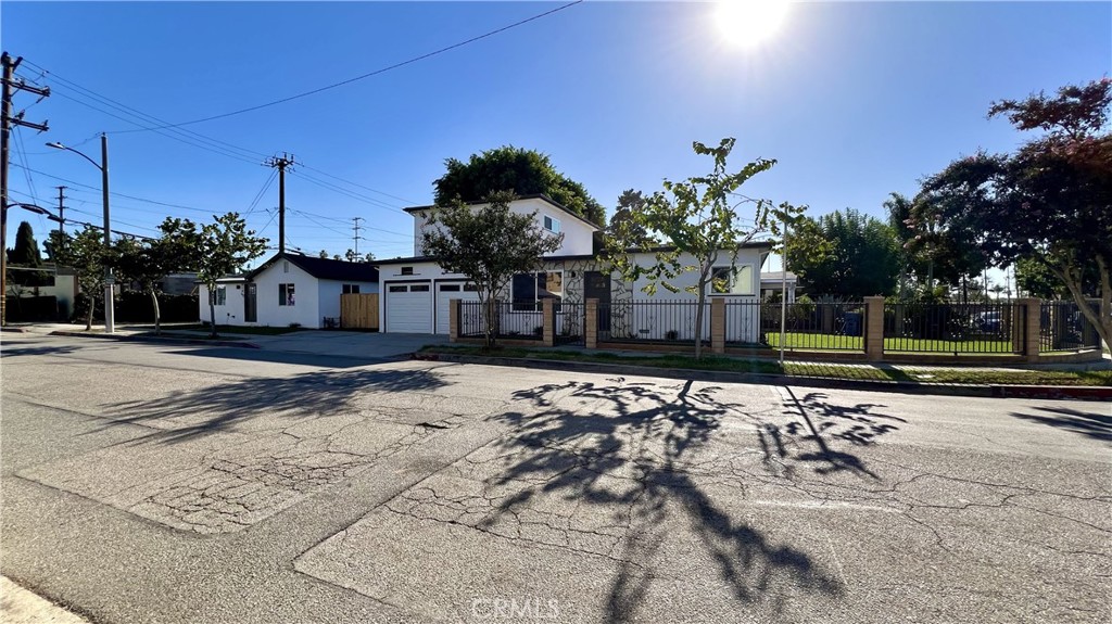 918 E 68th Street Property Photo 3