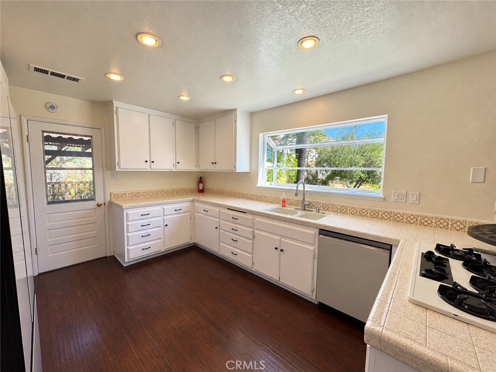 23874 Rhodes Avenue Property Photo 10