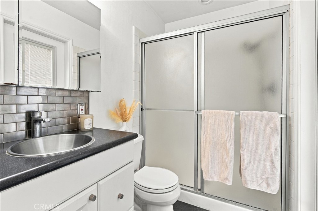 415 Glenhill Property Photo 23