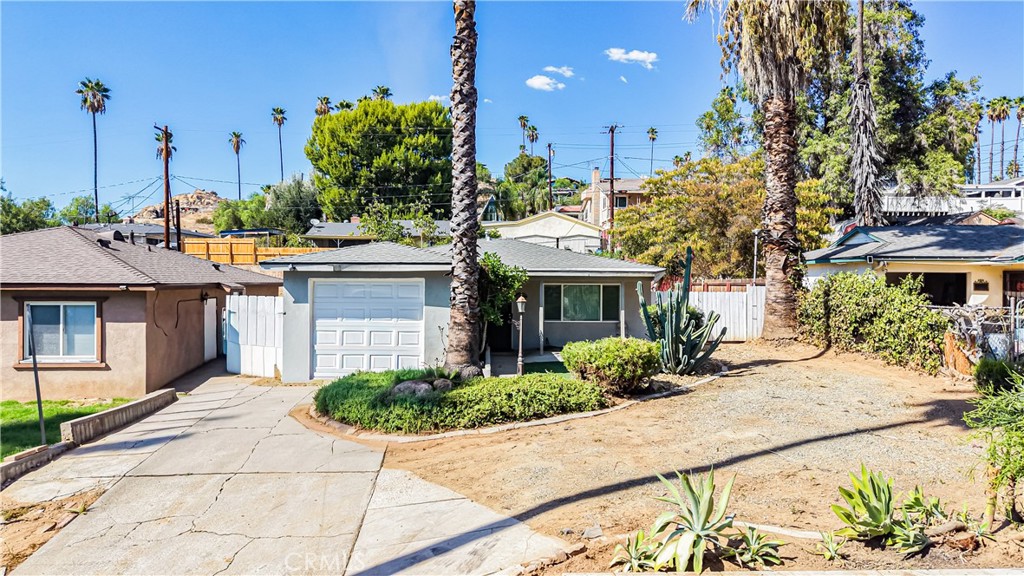 7353 Pontoosuc Property Photo 2