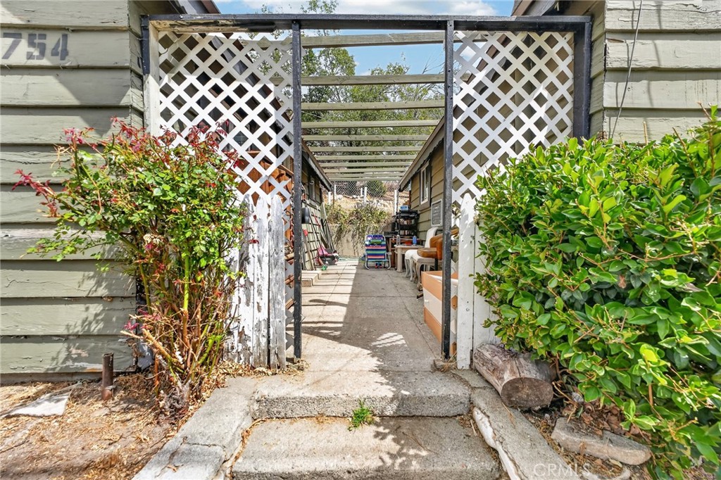 23762 Manzanita Drive Property Photo 4