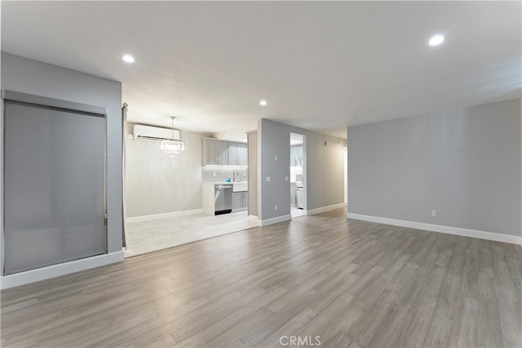 127 W Glaucus Street B Property Photo 10