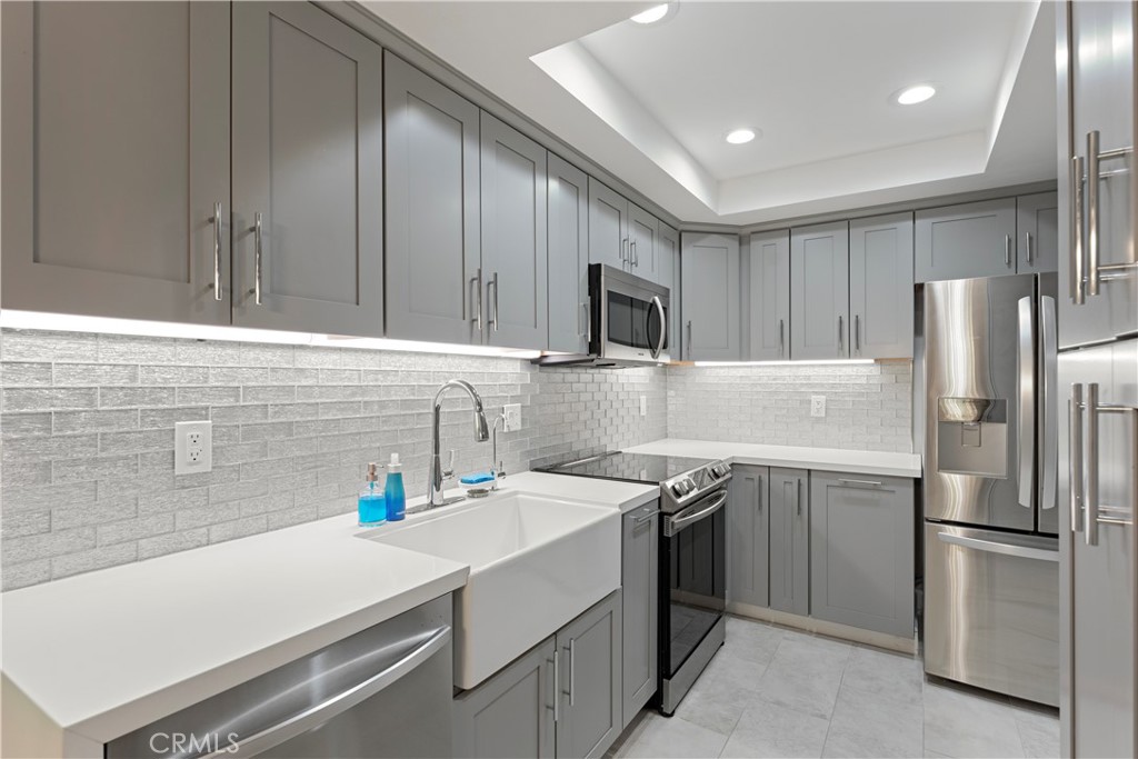 127 W Glaucus Street B Property Photo 11