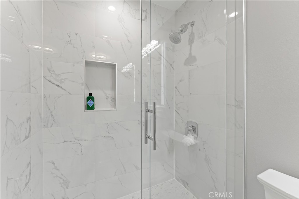 127 W Glaucus Street B Property Photo 21