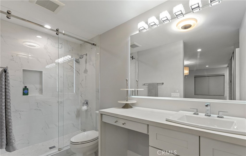 127 W Glaucus Street B Property Photo 22