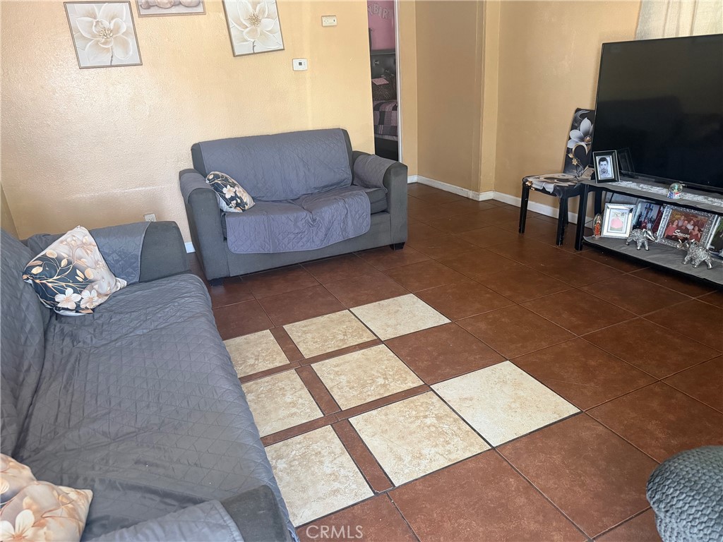 124 E Temple Property Photo 4