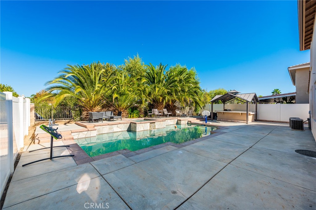 27654 Gladstone Drive Property Photo 8