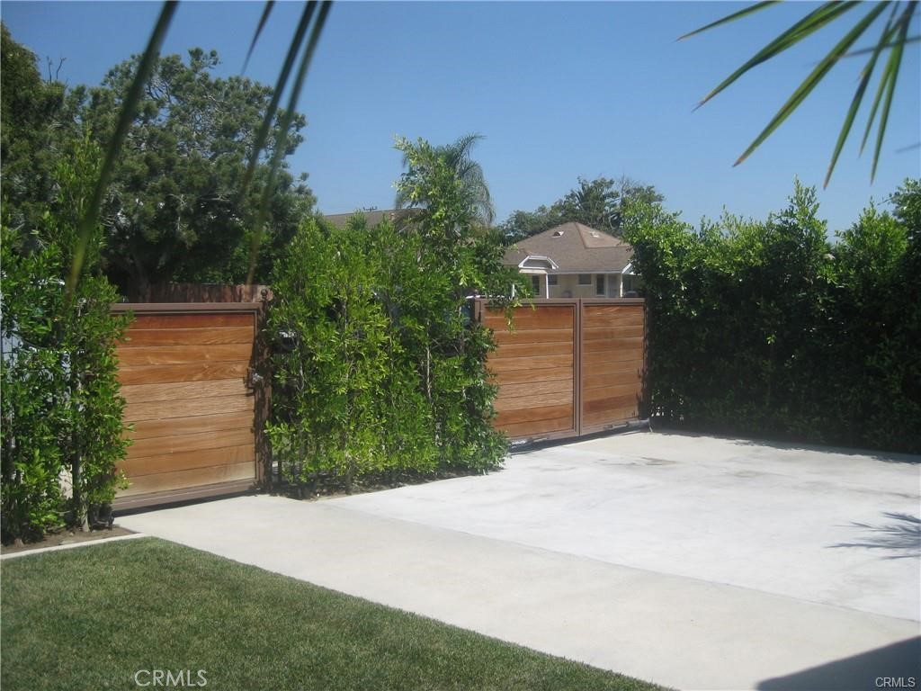 4027 La Salle Property Photo 2