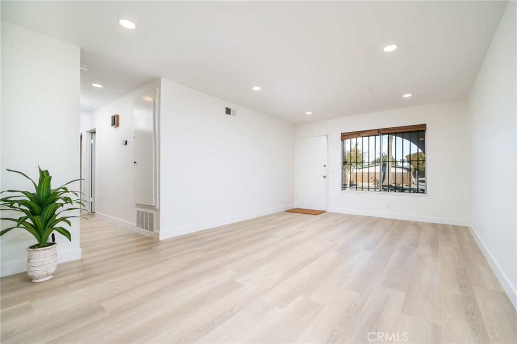 212 N Acacia Avenue Property Photo 5