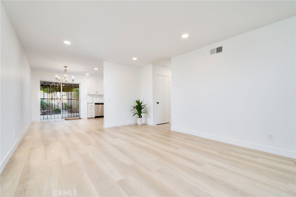 212 N Acacia Avenue Property Photo 6