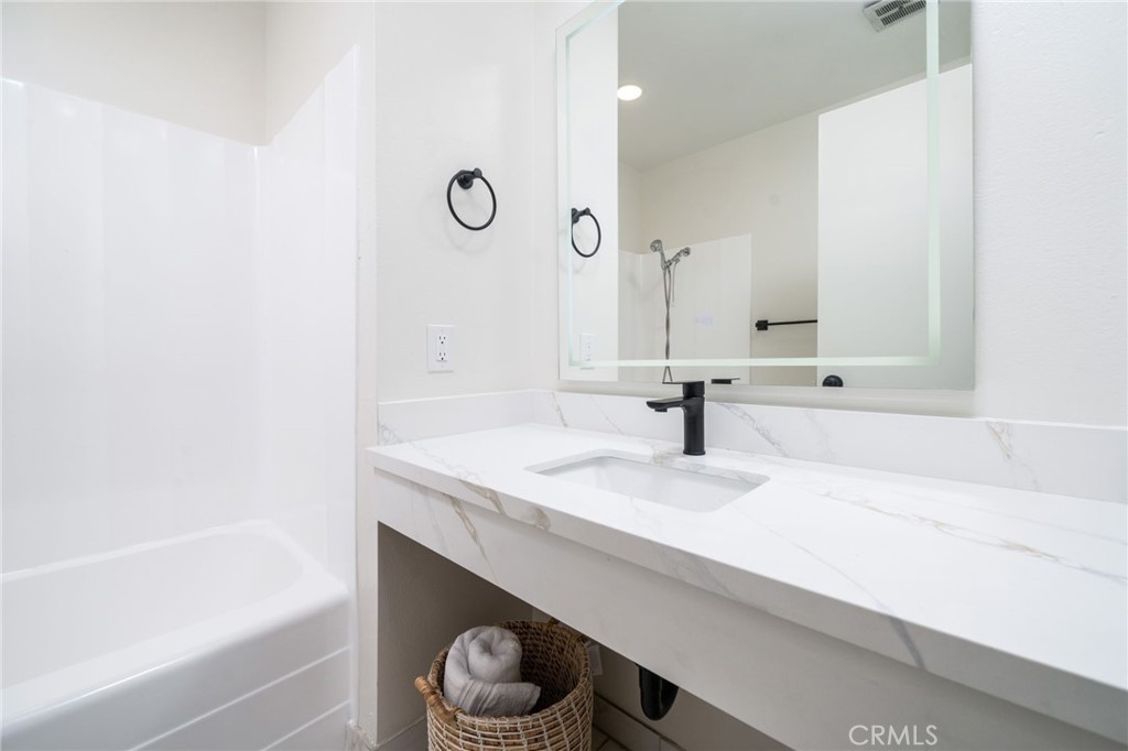 212 N Acacia Avenue Property Photo 11