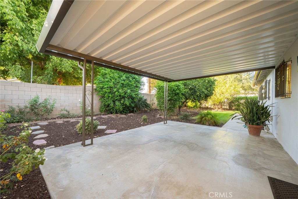 212 N Acacia Avenue Property Photo 23