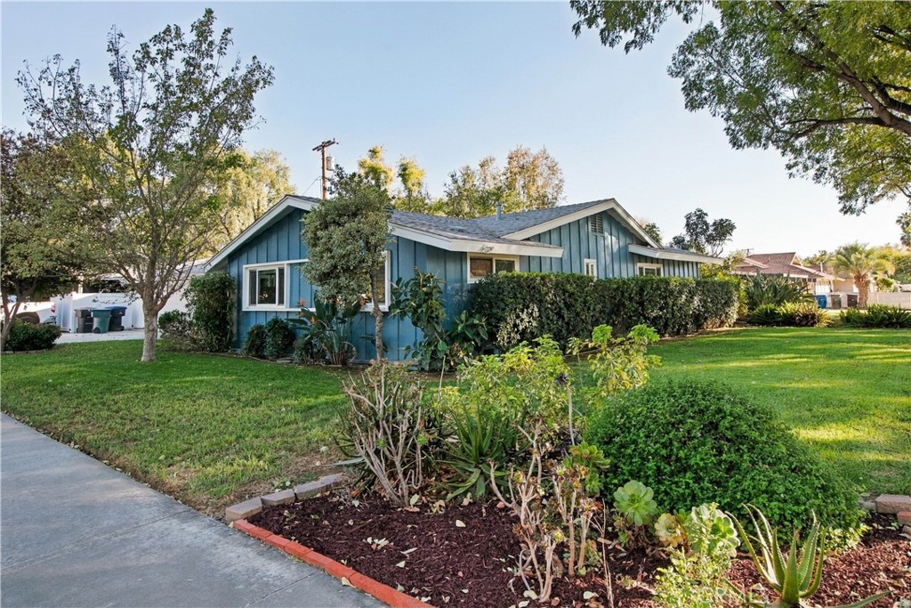4834 Cliffside Property Photo 5