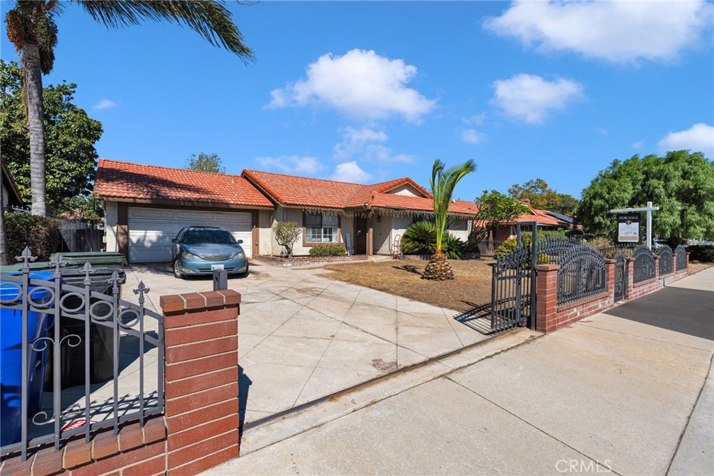 1282 W Hawthorne Property Photo 1