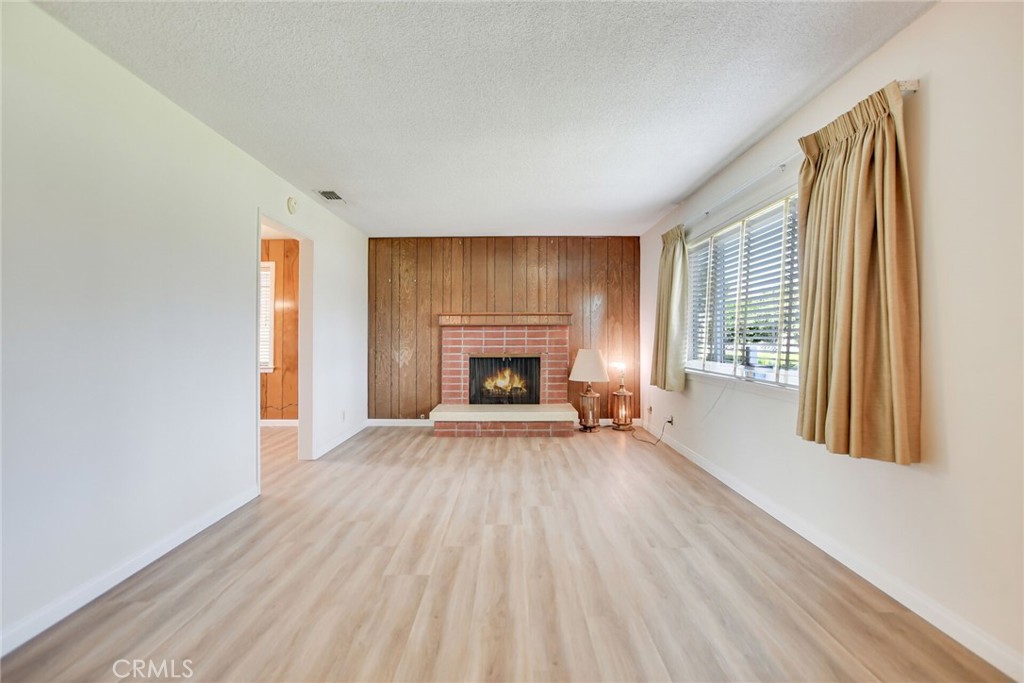 4593 Glen Property Photo 6