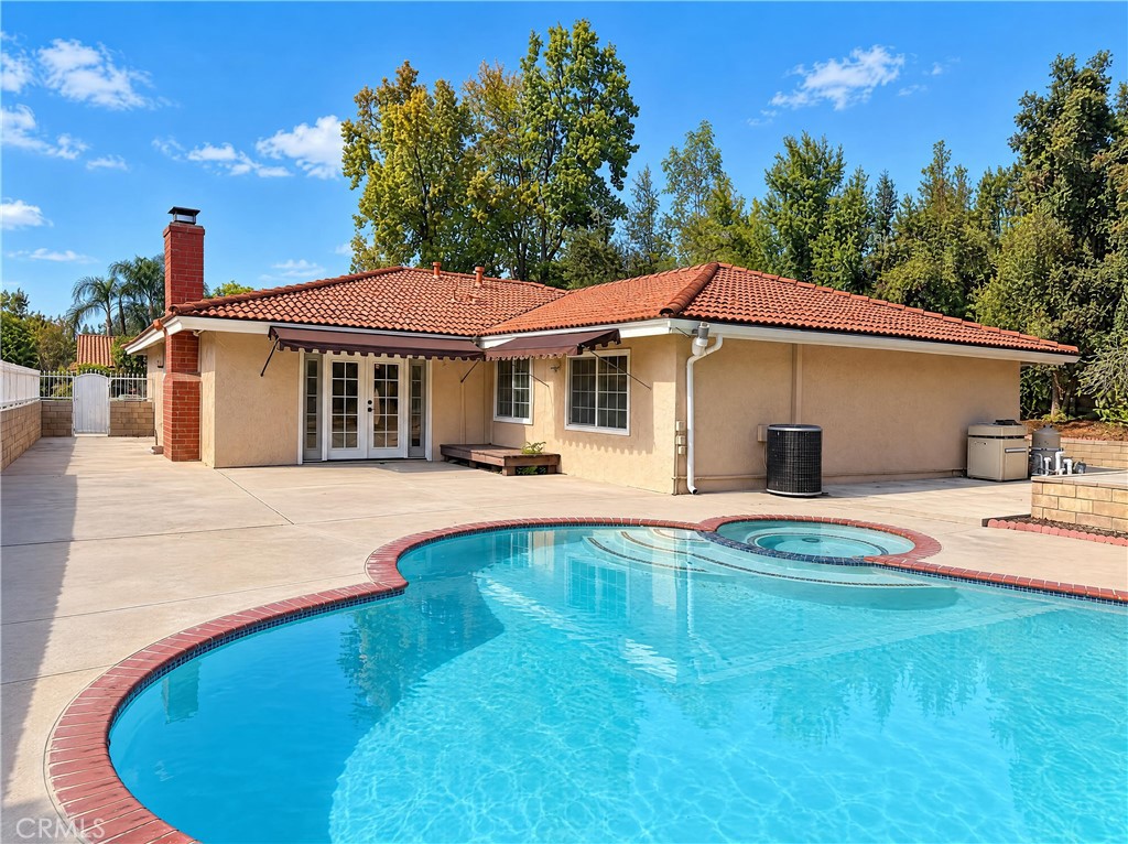 1042 Whispering Oaks Property Photo 3