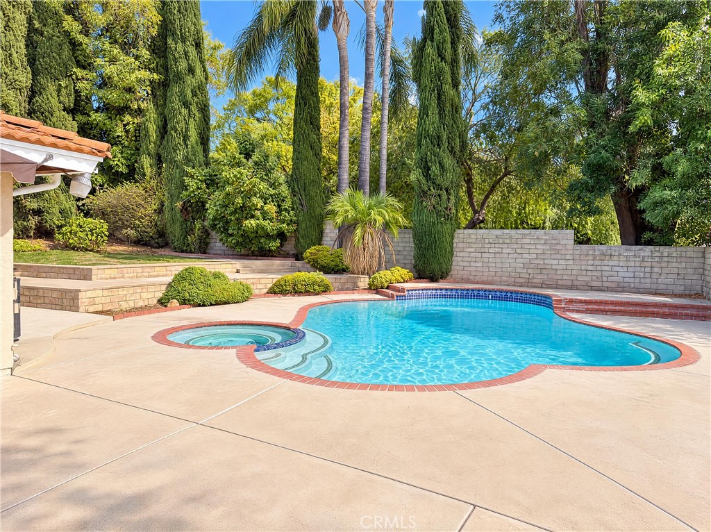 1042 Whispering Oaks Property Photo 4