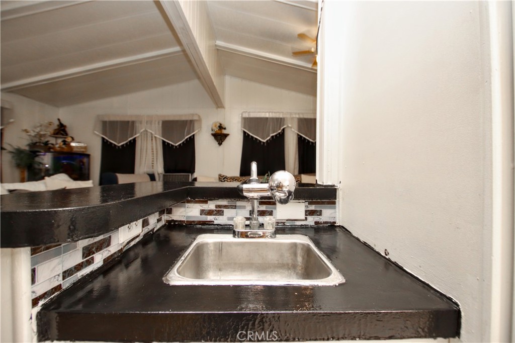 62475 29 Palms Highway 26 Property Photo 7