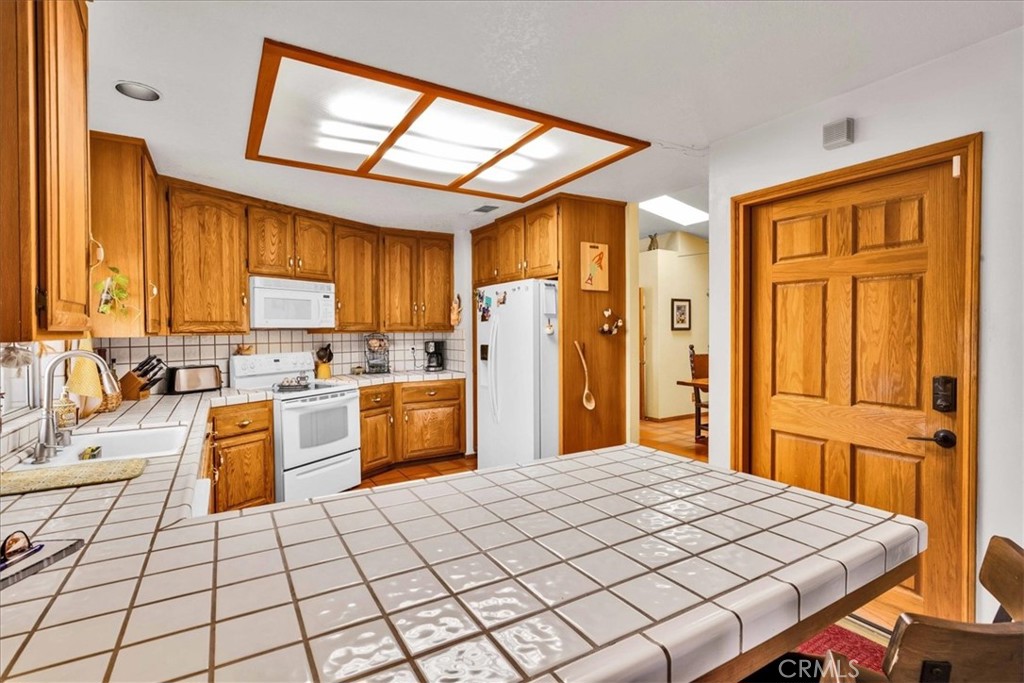 10341 Pinon Avenue Property Photo 13