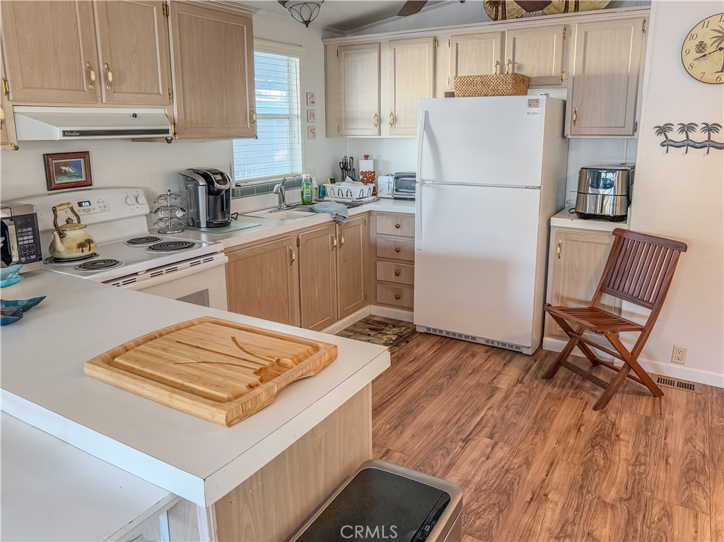 547 Channel Way Property Photo 5