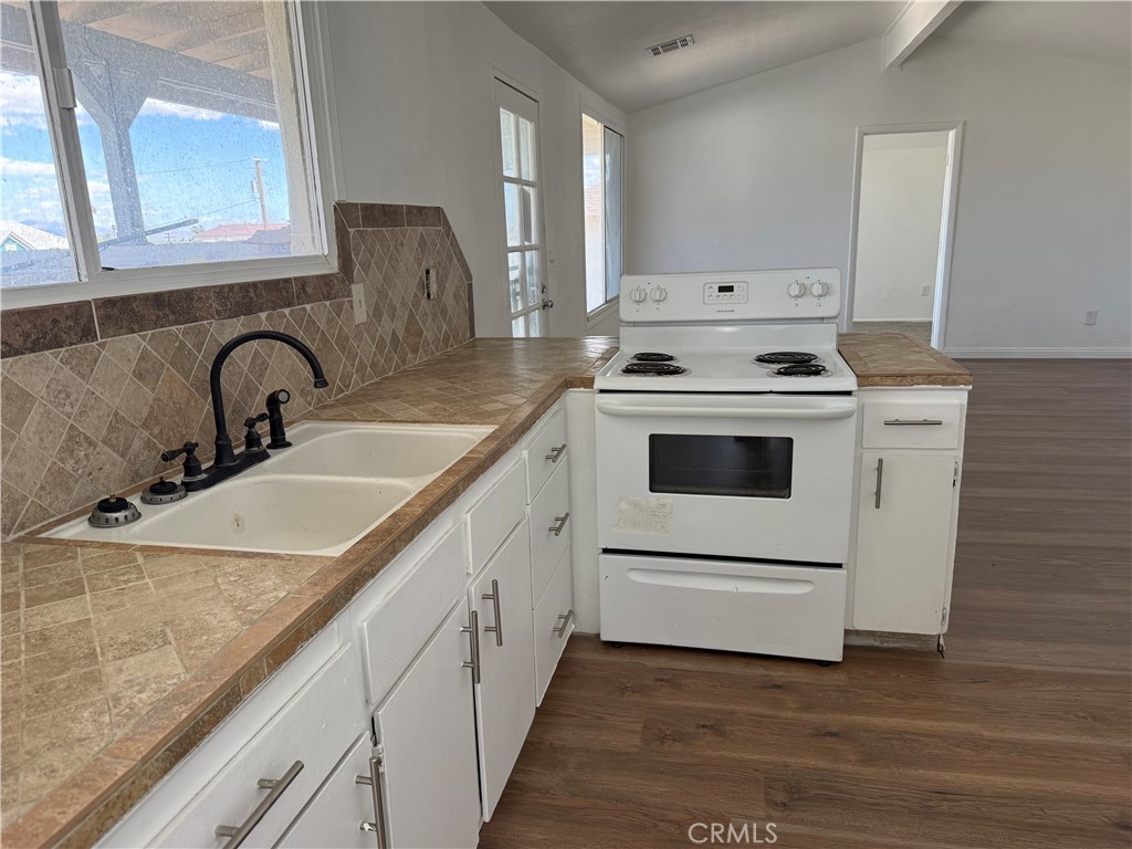 323 E Property Photo 8