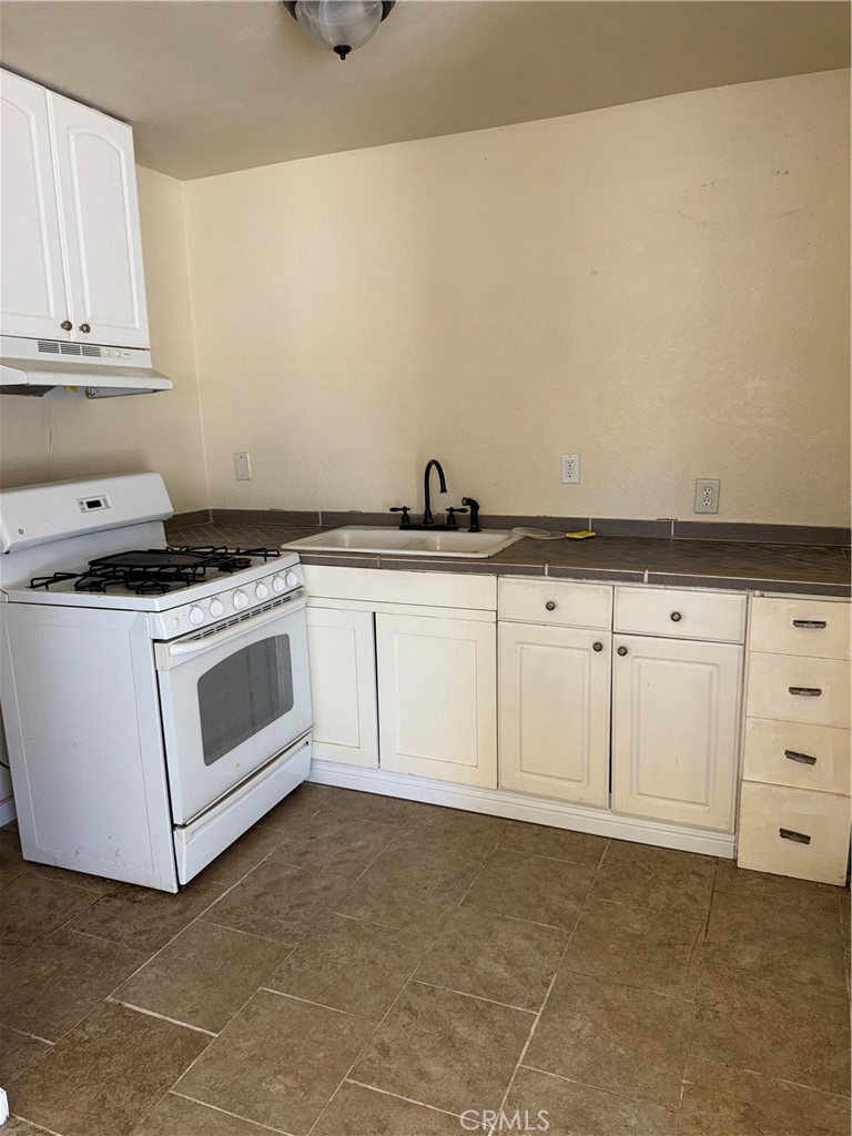 323 E Property Photo 16