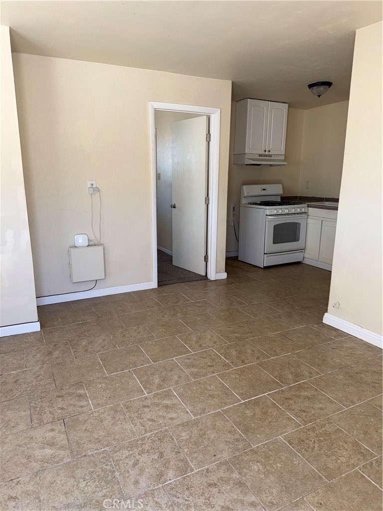 323 E Property Photo 17