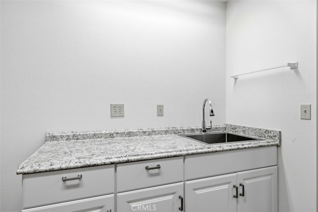 52390 Altadena Property Photo 16